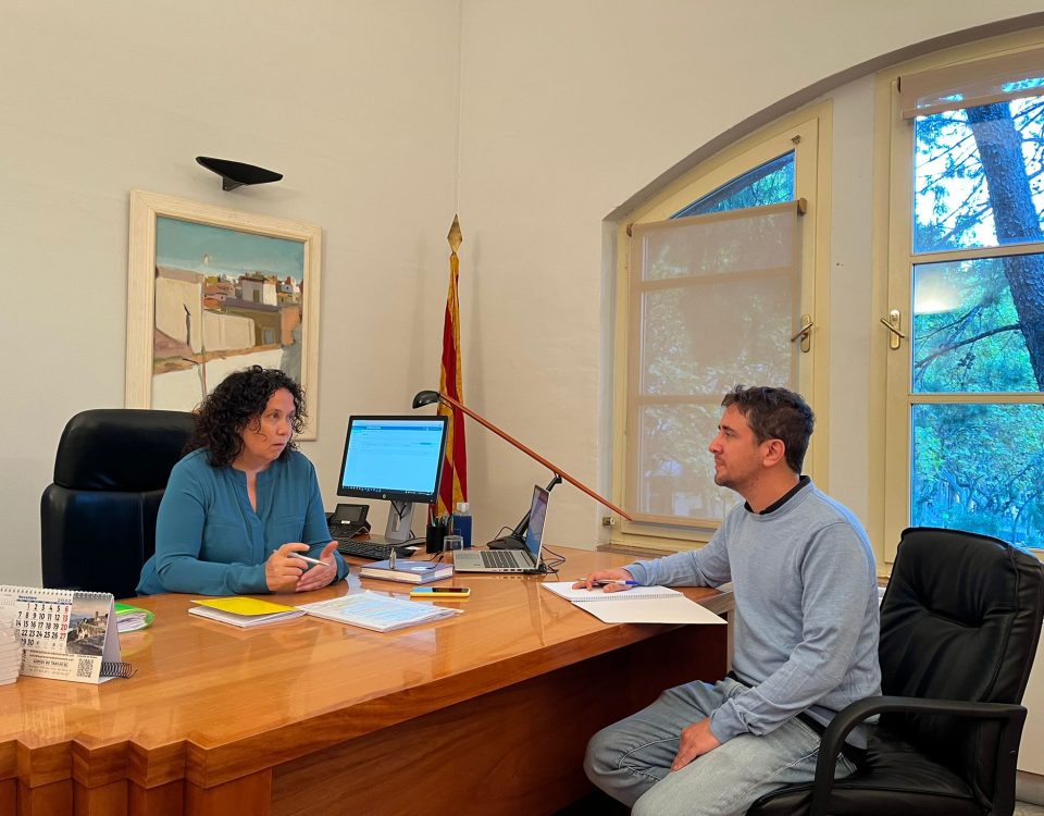 La presidenta del Consell Comarcal, Rosa M Abelló amb el tècnic de Transició Energètica, Pau València