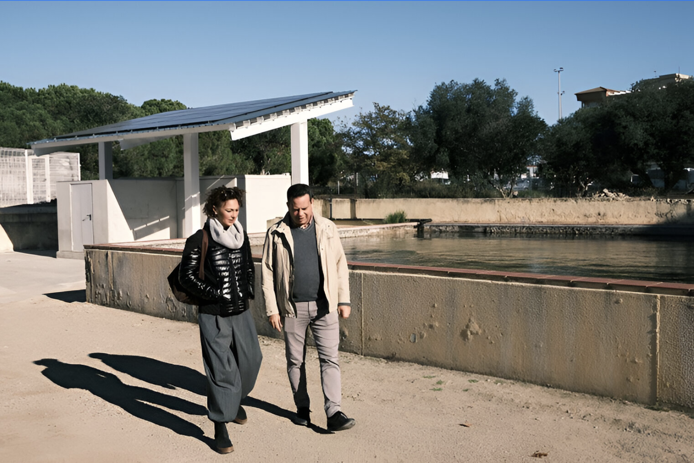 Lalcalde-de-Cambrils-Oliver-Klein-i-la-gerent-de-Comaigua-Tiphaine Anderbouhr a les installacions de reaprofitament daigues freatiques a Cambrils