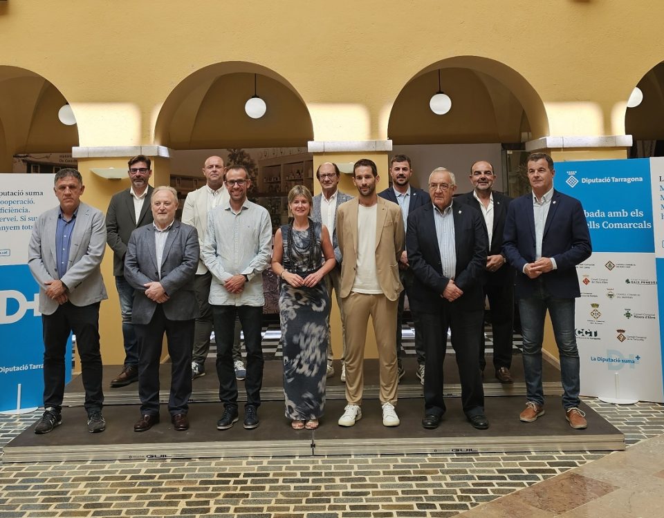 Foto de la trobada entre la presidenta de la Diputació i els presidents dels Consells Comarcals del Camp de Tarragona, Terres de l'Ebre i Baix Penedès.