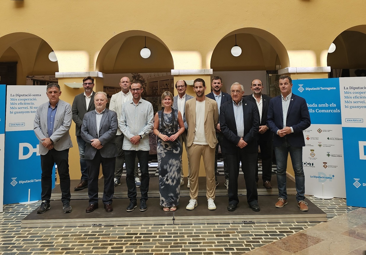 Foto de la trobada entre la presidenta de la Diputació i els presidents dels Consells Comarcals del Camp de Tarragona, Terres de l'Ebre i Baix Penedès.