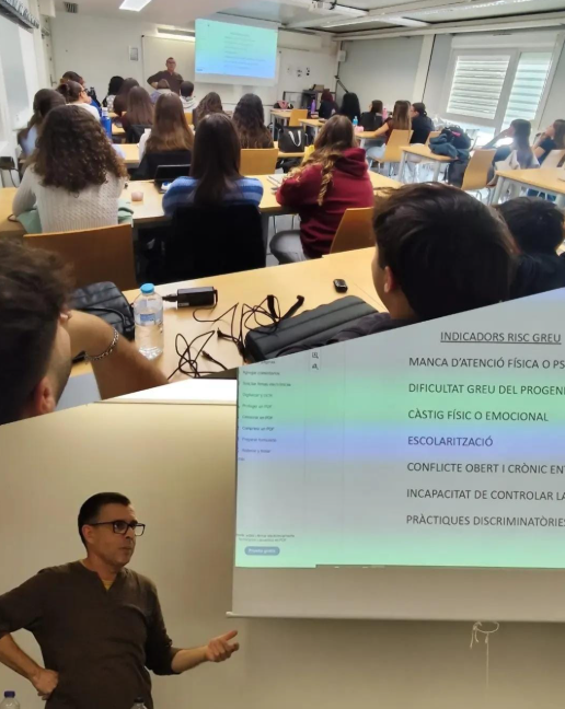 L'educador social de l'EAIA Baix Camp Toni Solé Bru davant estudiants de la URV